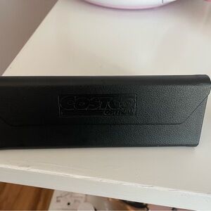 Black sunglasses case with magnetic closure #sunglasses